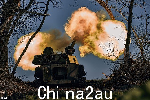 周三,乌克兰顿涅茨克地区巴赫穆特附近一辆自行火炮开火