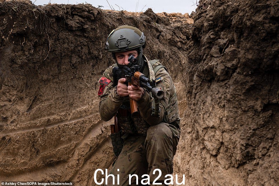 一名驻扎在赫尔松的乌克兰士兵参加训练演习,因为基辅的士兵正准备进入俄罗斯表示正在撤离的地区,因为担心“撤退”实际上是一个陷阱