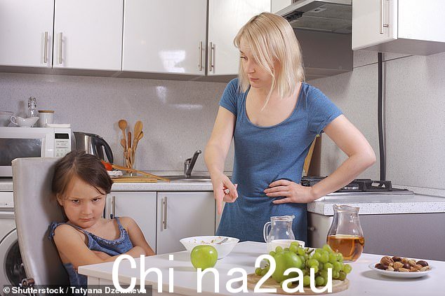从餐桌上下来之前吃掉你的蔬菜并完成你的盘子:一个孩子拒绝吃她的食物(股票图片)