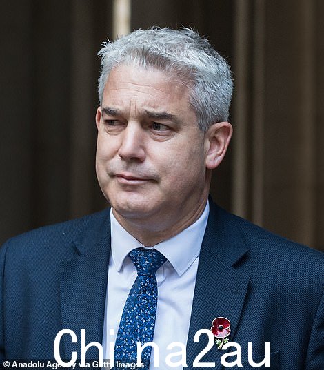 卫生大臣史蒂夫巴克莱因对迫在眉睫的 NHS 护士罢工缺乏行动而被指控为隐形人。他今天说:“我们都非常感谢 NHS 工作人员的辛勤工作和奉献精神,包括护士,并对一些工会成员投票支持工业行动深表遗憾'