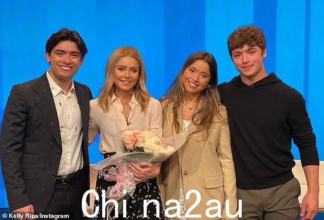 Family: Kelly 与 Mark 共有三个孩子,包括儿子、Michael、女儿、Lola 和其他儿子 Joaquin