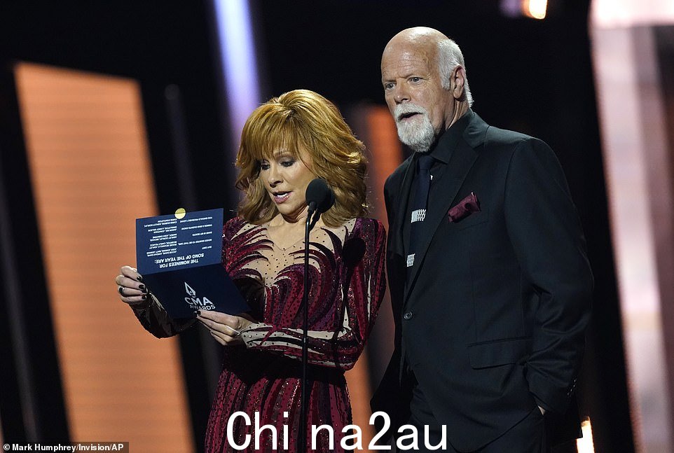Reba McEntire 和 Rex Linn 是年度歌曲类别的主持人