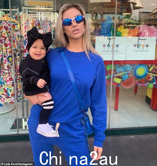 母女二人组:在照顾了女儿一小段时间后,这位明星决定将 Ocean 赶往急诊室,因为“你可以看出她呼吸困难”