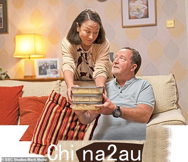 Doon Mackichan 在九年后离开两扇门 (BBC2) 似乎意味着该系列的终结。但这部情景喜剧的魅力在于它需要最小的时间主题的变化并从中获得独特的东西” class=