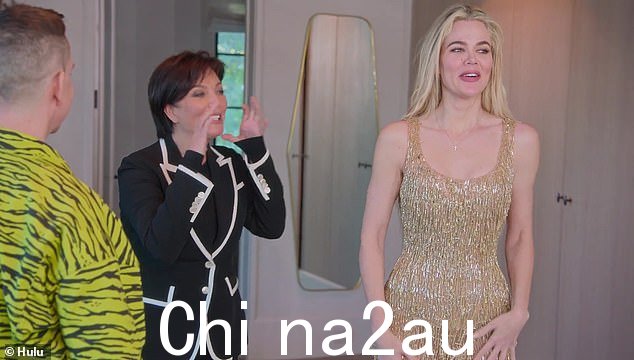 连衣裙:Kim 说这件连衣裙“太漂亮了”,尽管 Khloe 补充说,“我无法呼吸,但没关系”,因为 Kim 和 Jeremy 开玩笑说呼吸被高估了