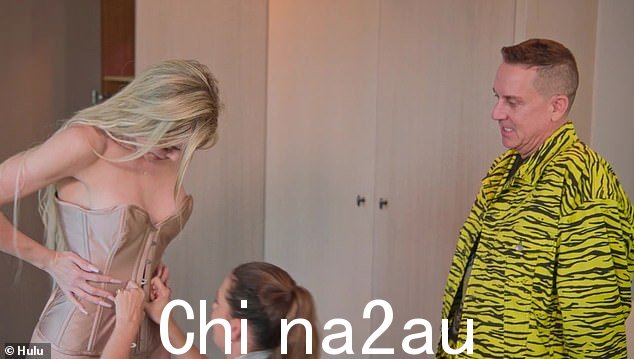 Glam:Kim 在家中试穿 Met Gala 礼服,而 Kim 和时装设计师 Jeremy Scott 一起穿着 Glam