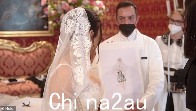 草图:¿我什至没有看到任何关于它的东西。有照片吗?¿ Kourtney 问并被告知只有法庭草图