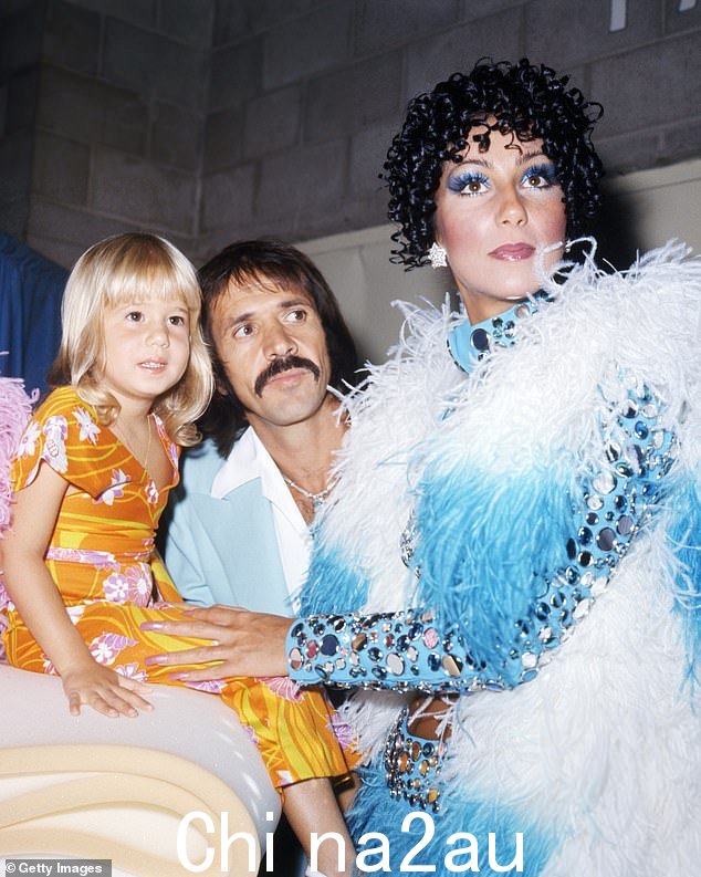 Chaz 是 Cher 和已故 Sonny Bono 的独生子; Chaz、Sonny 和 Cher 在 1973 年看到的