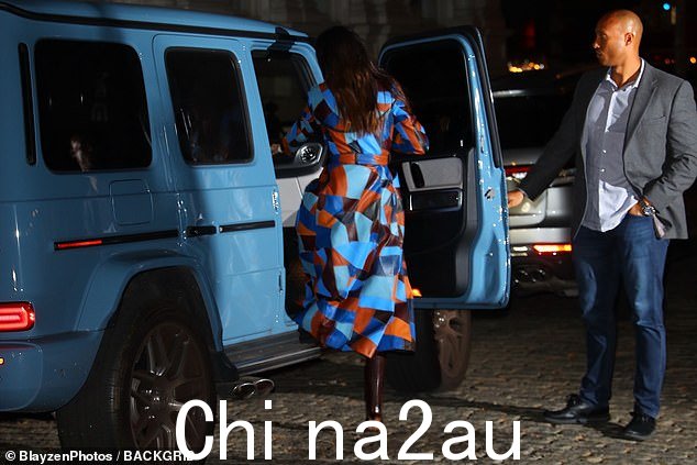漂亮的轮子:吃完饭后,肯德尔跳进了一辆蛋壳蓝色奔驰 G-wagon 的乘客座位,这辆车看起来很像化妆大亨凯莉·詹纳 (Kylie Jenner) 的车