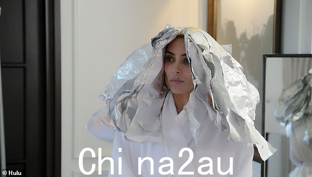 访问:当她拜访凯莉时,Kim 正在把她的头发染成金发女郎玛丽莲梦露,试穿已故时装设计师 Virgil Abloh 的 Off-White 造型