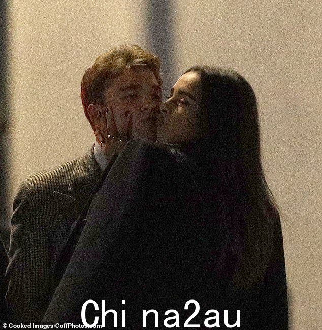 Smooch: 上个月,Rocco 在私人会员俱乐部 Oswald's(如图)享受夜晚时与黑发美女分享了一个俏皮的吻。