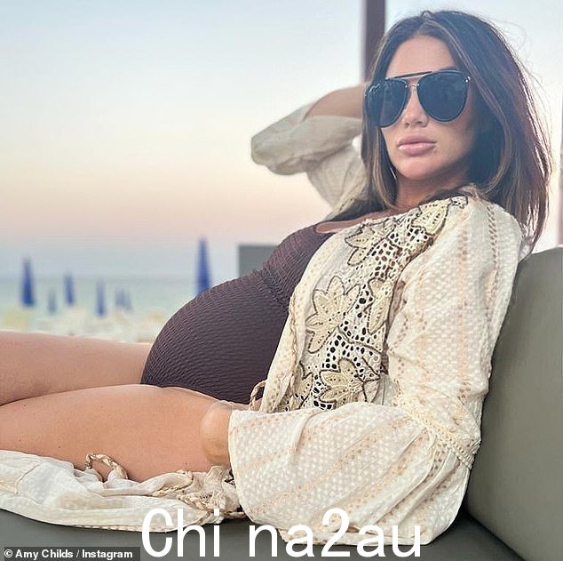 '今天 16 周':怀孕的 Amy Childs,32 岁,穿着巧克力棕色泳衣展示她的隆起隆起 - 在透露她期待双胞胎之后