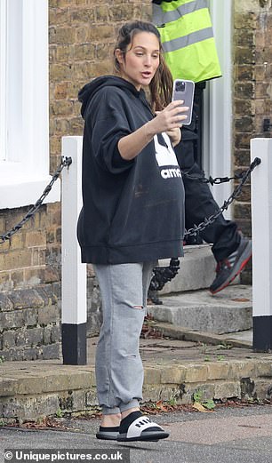 Joggers: 她还穿了一条灰色的慢跑裤,上面有撕裂的细节