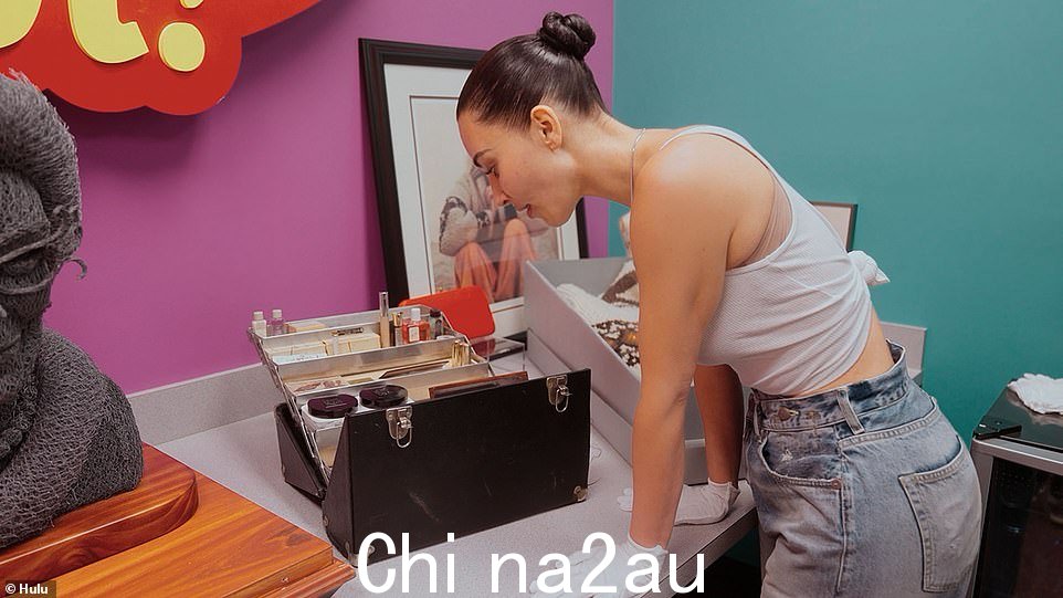 化妆:Kim 正在欣赏玛丽莲自己使用的一个完整化妆的孩子,这是房间里许多玛丽莲文物之一