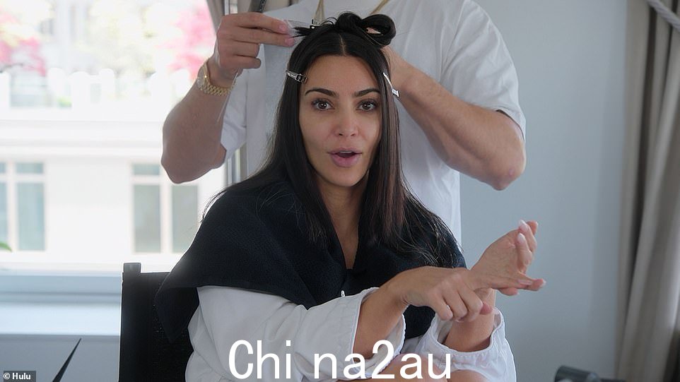 Can't: '我不能走出酒店然后走下来。他们必须设置障碍,得到我穿着长袍走出酒店。他们在红地毯上放了一件衣服,我要把它放在那里,'Kim 说
