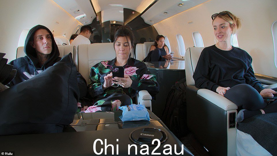 Plane: 回到米兰,Kourtney 和 Travis 正准备自己前往纽约市,因为 Khloe 试图让 Travis 不要在她的手机上查看她的婚纱照片