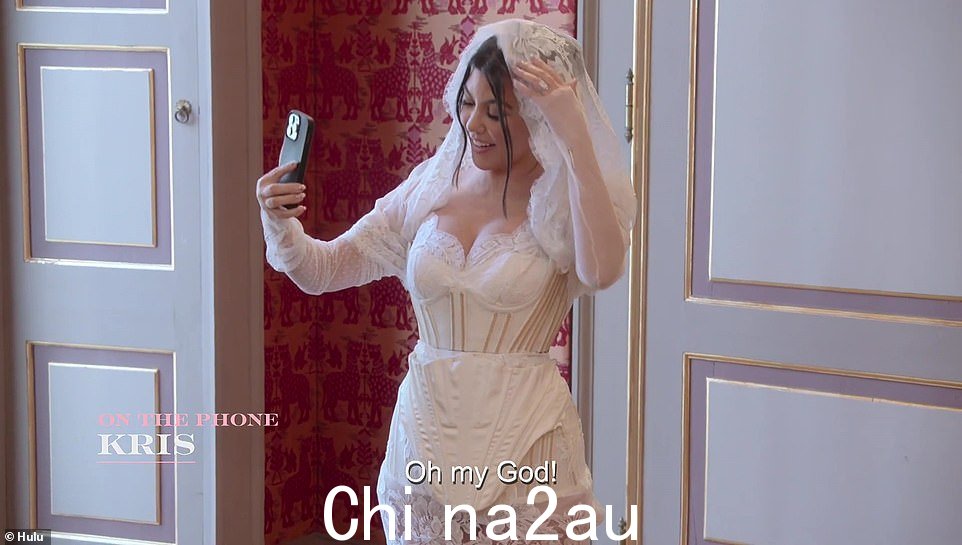连衣裙:她穿着全套婚纱与母亲 Kris 开始视频通话,但 Corey 回答说 Kris 正在洗澡