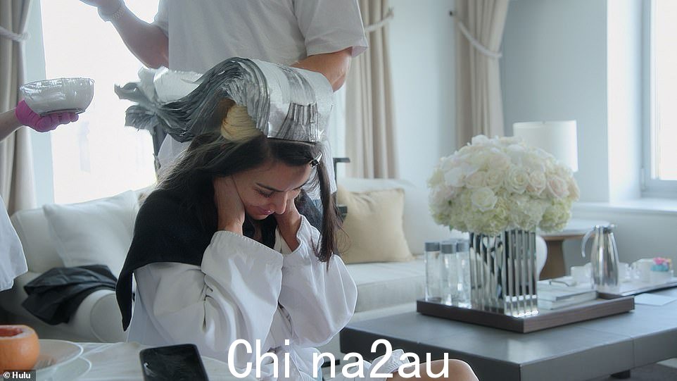 History: '所以,所有这一切 - 减肥,染发 30 小时,穿着长袍离开酒店,到达那里,在红地毯上换衣服,只是走到红地毯的顶端,然后又换成复制品,因为我们不能冒险坐在里面吃晚饭,这可能是我生命中的10分钟,就在红地毯上。就像那样它,'Kim 说,尽管 Chris 补充说,'它将存在于历史中'