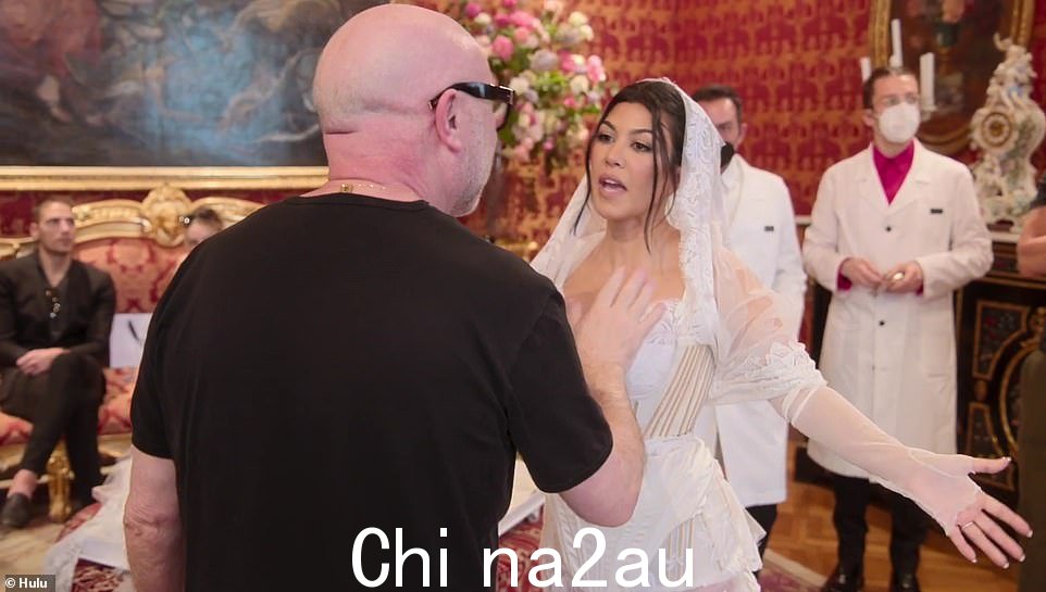 改动:Domenico 和他的团队开始做一些小改动,正如 Kourtney 在坦白中解释的那样,他“开始行动,从我的衣服上咬出骨头,切割东西并完全在我身上做一件衣服”