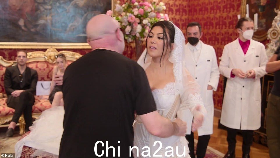 外科手术:Domenico 说他希望裙子向上推到她的胸前,而不是向下推,因为正如 Kourtney 所说,他们不断改变裙子,'那是一些手术'