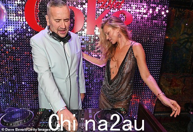 Having a blast:这位 48 岁的模特被任命为创意总监今年早些时候,品牌为她的朋友举办了一场狂野派对,并邀请朋友 Fat Tony 担任 DJ