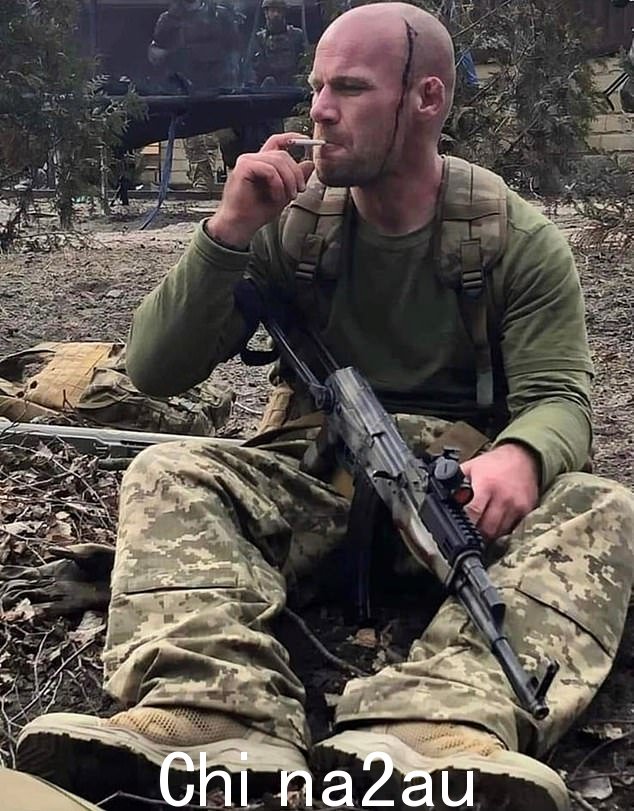 一名前英国士兵在一场血腥的坦克大战中头部受伤,造成一名英国人死亡,多人受伤。这名前伞兵在同一场小规模冲突中被俄罗斯炮火击中,导致西蒙·林加德死亡(如图)
