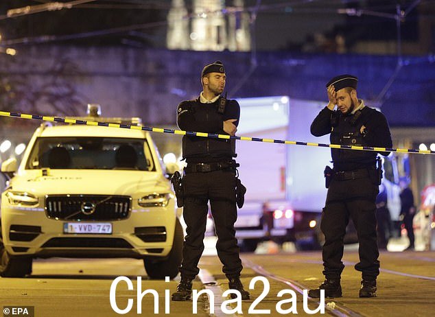 一个单独的袭击者在一次袭击中杀死了一名警察并打伤了另一名警察比利时官员怀疑是恐怖主义行为的刺伤
