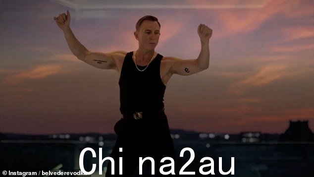 这是新的!丹尼尔·克雷格 (Daniel Craig) 在酒店周围跳舞时展示了他更顽皮的一面,他为 Belvedere 伏特加酒举办了一场有趣的新活动,由 Taika Waititi 执导