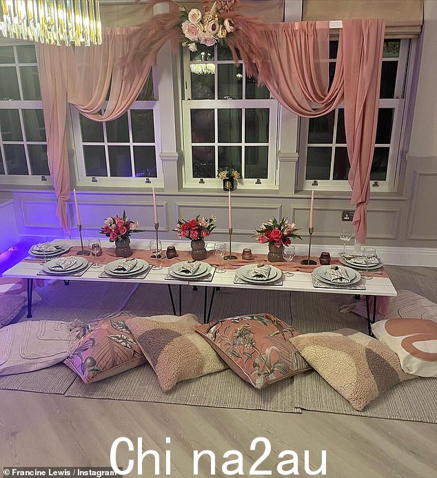 多么享受:Francine 还瞥见了她庆祝活动的餐桌布置,餐桌上装饰着蜡烛和鲜花,还散落着靠垫