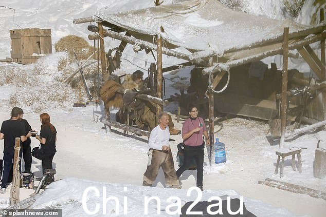Barren: 人造雪覆盖了光秃秃的大地,把它变成了一个白雪皑皑的无人区,只不过是一个临时的木头和帆布庇护所
