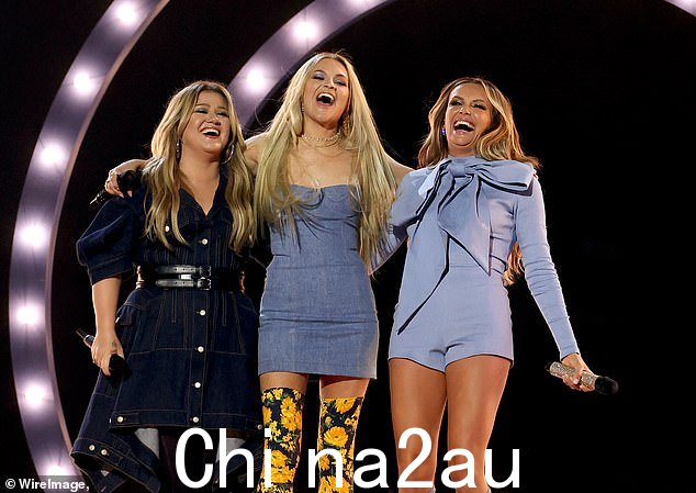 女孩力量!最近离婚的 Kelsea Ballerini、Kelly Clarkson 和 Carly Pearce 在周三举行的第 56 届年度 CMA 颁奖典礼上以强劲的表现拉低了房子