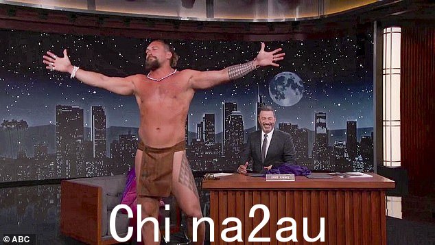 Kimmel 开始自吹自擂并打趣道:'让我告诉你,我从来没有觉得自己更像 Danny DeVito现在就做'