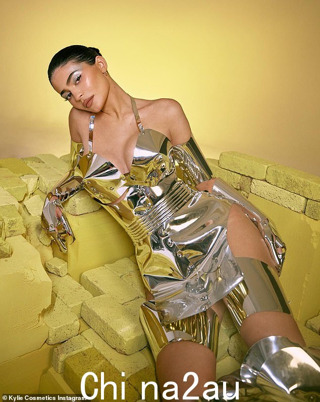 Beautiful: Kylie Jenner 引导铁皮人,一边摇晃着一条低垂的银色连衣裙,大腿上有两条活泼的开衩,同时宣传她最新的 Kylie Cosmetics 合作
