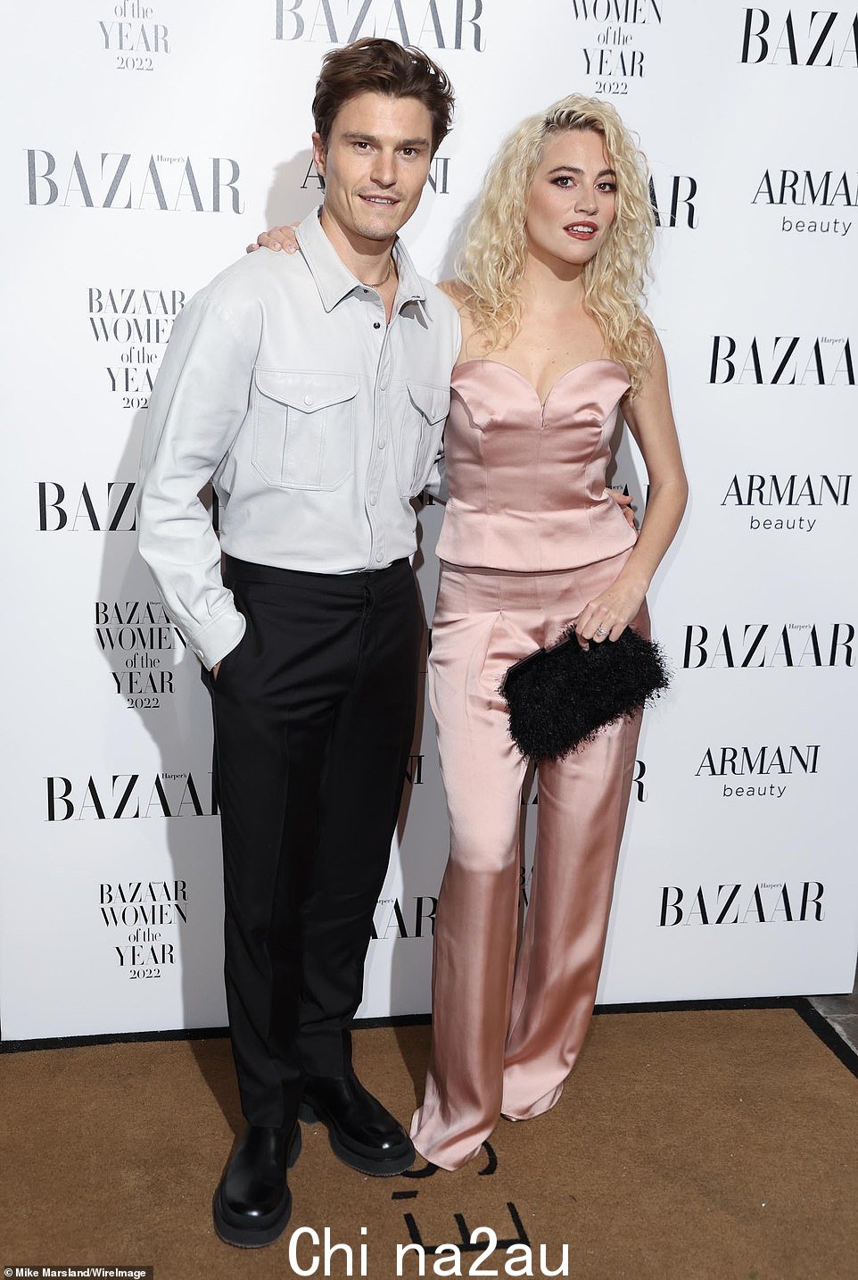 Couple: Pixie 的丈夫 Oliver Cheshire 穿着灰色衬衫搭配黑色长裤和配套鞋子看起来很整洁