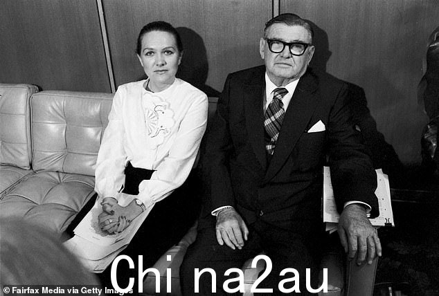 当 Rinehart 女士的父亲 Lang Hancock(与女儿 Gina Rinehart 于 1982 年合照)的评论重新浮出水面后,当他说当局应该污染供水以对土著澳大利亚人进行消毒时,无挡板篮球争吵