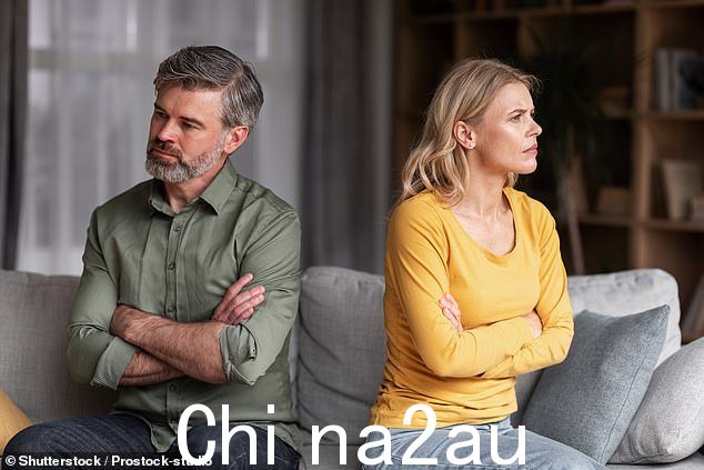 有几根白发的澳大利亚人更有可能离婚,封锁导致婚姻破裂的人数激增。新澳大利亚统计局显示,43 岁是中位年龄对于离婚的女性而男性通常在 46 岁生日前一个月离婚(如图所示)