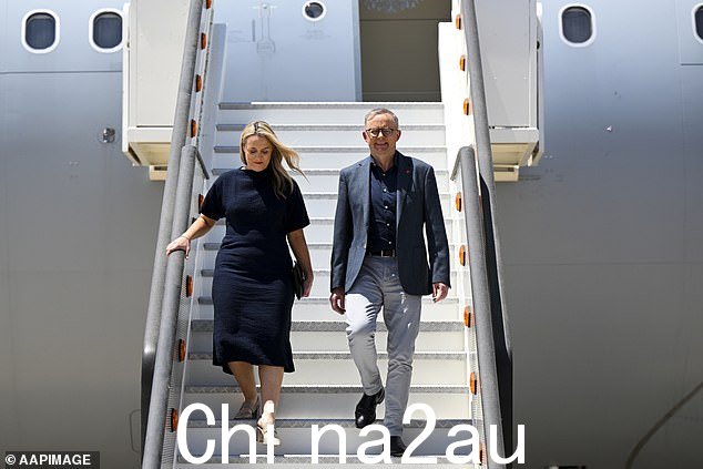Anthony Albanese 已经飞往海外并离开了澳大利亚,因为它正在努力应对不断上升的生活成本危机,因为他的竞选承诺被打破(如图,Albanese 先生在 6 月与搭档 Jodie Haydon)