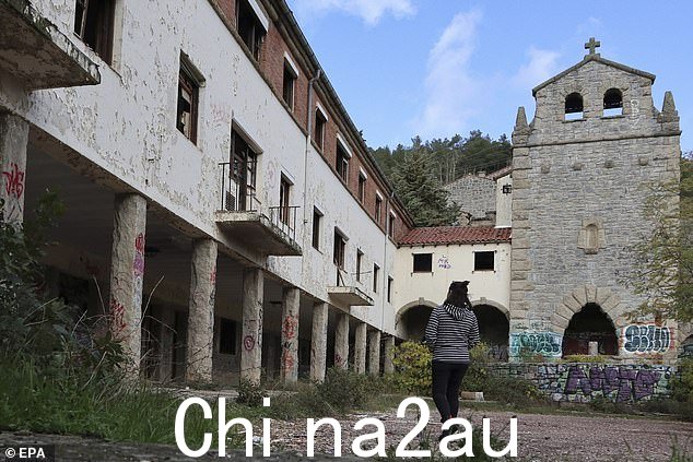 它的现任所有者于 2000 年从 Iberdrola(一家可再生能源公司)手中购买了这个村庄,原本打算把它变成一个旅游胜地。然而,欧元区危机阻止了他们承担将 Salto de Castro 改造成度假胜地的费用,从那以后它就一直空着