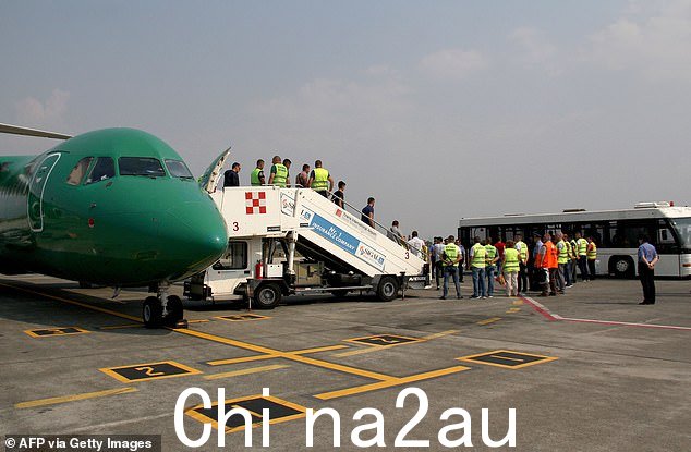 周三凌晨,一架载有 22 名阿尔巴尼亚罪犯和非法移民的驱逐出境航班在严密戒备下离开英国(图为 2017 年从法国抵达地拉那的被驱逐阿尔巴尼亚人)