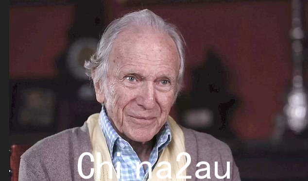 前驻斯里兰卡高级专员戴维·格莱斯顿 (David Gladstone) 是 suin g 律师 Leigh White,一位长期的家庭朋友,他说他正蹲在他价值 1500 万英镑的一级上市豪宅 Wotton House,靠近艾尔斯伯里,拒绝离开“class=