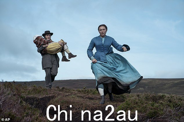 (L-R) Kila Lord Cassidy 饰演 Anna O'Donnell,Tom Burke 饰演 Will Byrne,Florence Pugh 饰演 Lib Wright 在《奇迹》的场景中