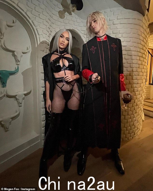 性感:这对夫妇在 Instagram 上分享了他们性感服装的三张照片,其中包括梅根穿着 PVC 黑色束缚,同时拴在狗绳上