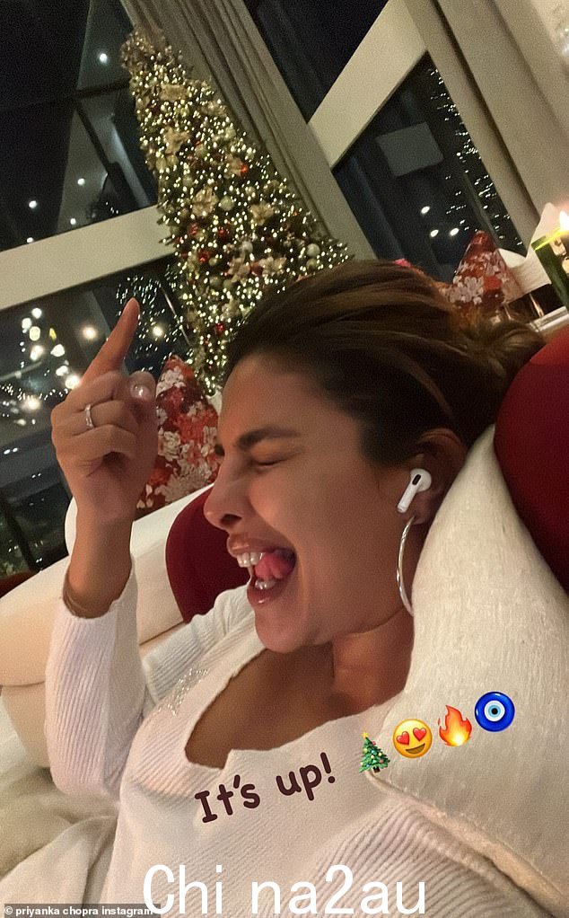 Tree up: Priyanka Chopra 和她 11 个月大的女儿 Malti 在社交媒体上分享的快照中看起来已经准备好迎接圣诞节了