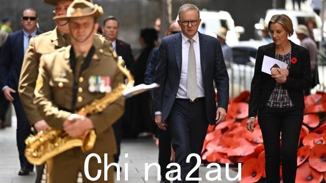 总理 Anthony Albanese 于周五在马丁广场的纪念碑前参加了悉尼的仪式。他的亚洲之行。图片:AAP Image/Pool/Getty Dean Lewins