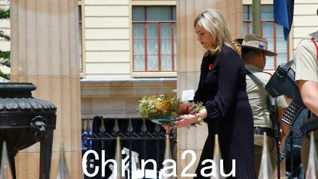 昆士兰州州长 Annastacia Palaszczuk 在纪念日服务期间献上花圈布里斯班。图片：NCA NewsWire/Tertius Pickard
