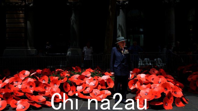 一位老兵站在悉尼马丁广场的红色罂粟花展前。图片：NCA NewsWire / Nikki Short