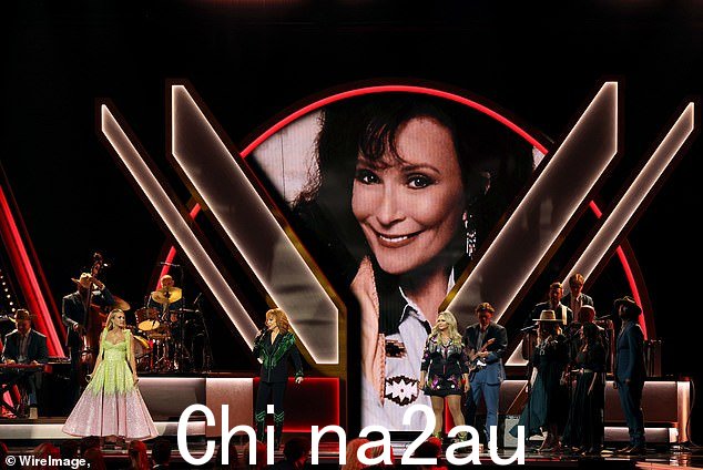 United: Lambert 与 Carrie Underwood 和 Reba MxEntire 在 CMA 颁奖典礼上为 Loretta Lynn 混合泳同台,这是三位女士第一次一起演唱