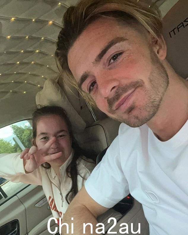 Close: 杰克之前说过他和妹妹的关系ter Hollie,在她生日那天在 Instagram 上滔滔不绝地说:“继续做你自己,做那个快乐的小女孩”” class=