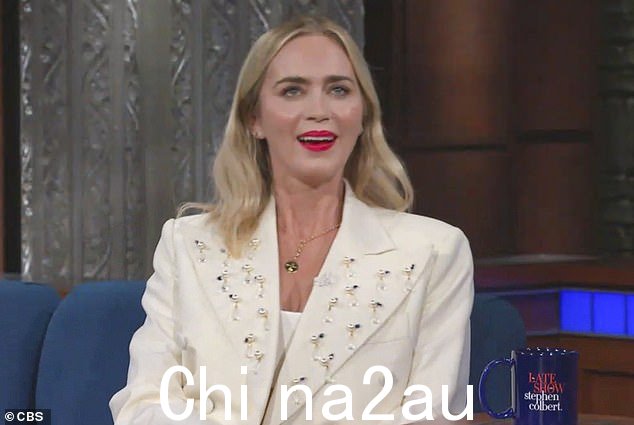 性感姐夫:艾米莉·布朗特透露,她的姐夫斯坦利·图奇周四喜欢成为性感的象征,同时在脱口秀节目中宣传她的新西剧系列