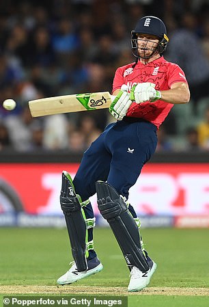 Eoin Morgan 的球队在阿德莱德以八个三柱门全面战胜印度队,从而在周日的比赛中预定了他们的位置。上图:Jos Buttler